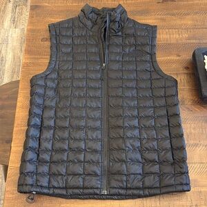 Like New! The North Face Men’s Thermoball Vest.